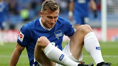 Hertha Berlin erleidet einen Trainingsschreck, als Deyovaisio Zeefuik Jon Dagur Thorsteinsson verletzt